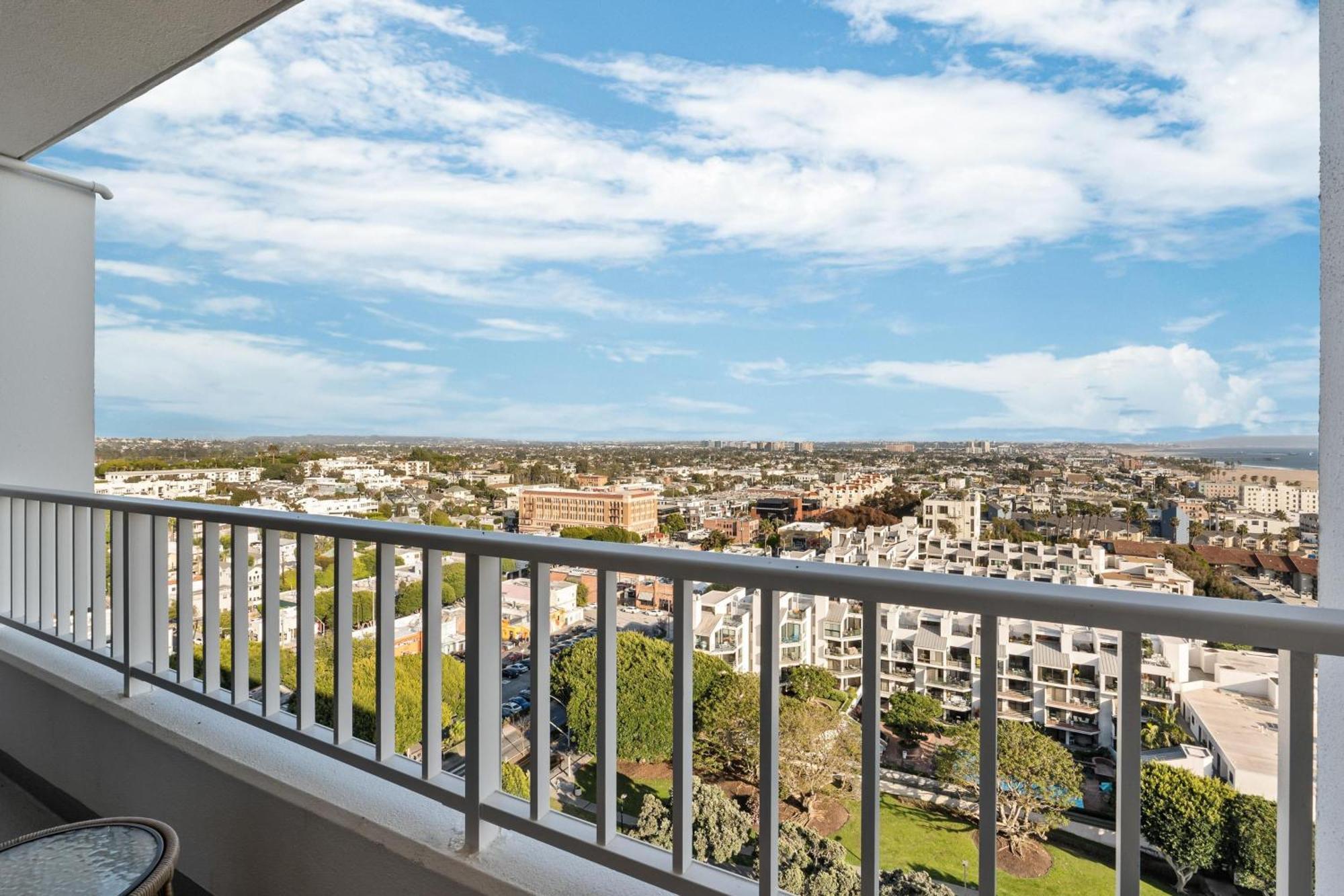 Stunning Ocean Views Luxurious High-floor Retreat Apartment Los Angeles