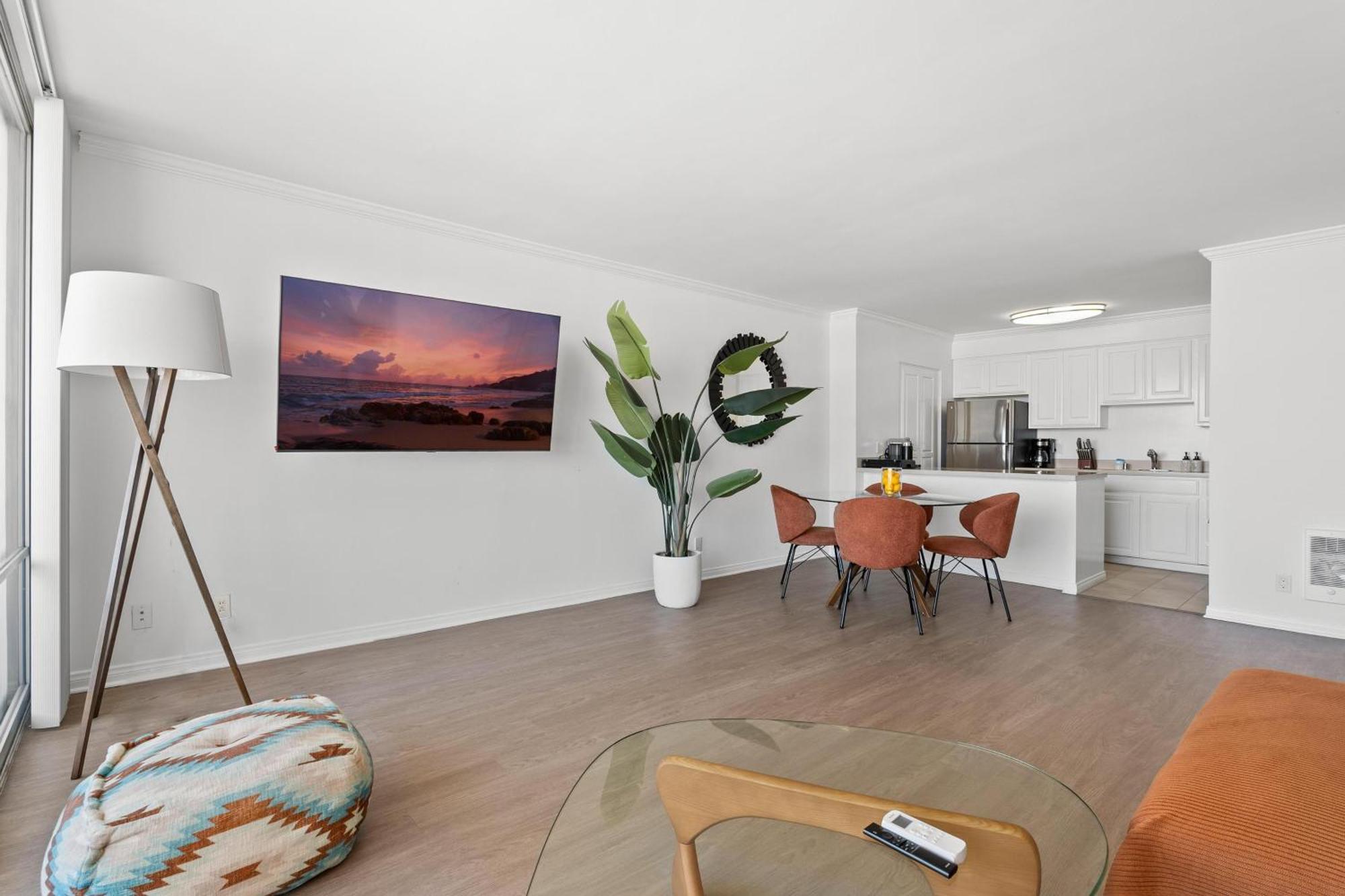 Stunning Ocean Views Luxurious High-floor Retreat Apartment Los Angeles