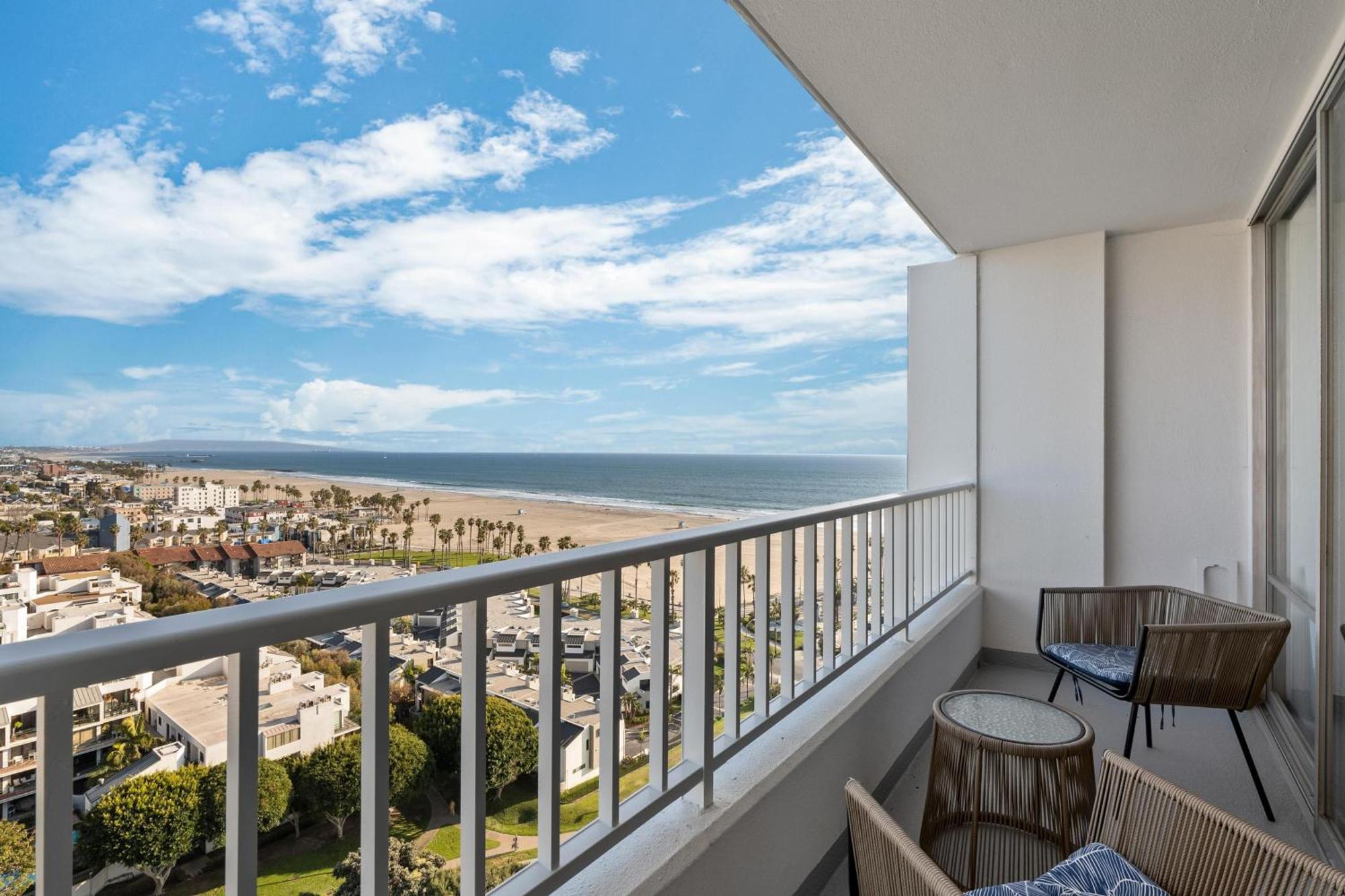 Stunning Ocean Views Luxurious High-floor Retreat Apartment