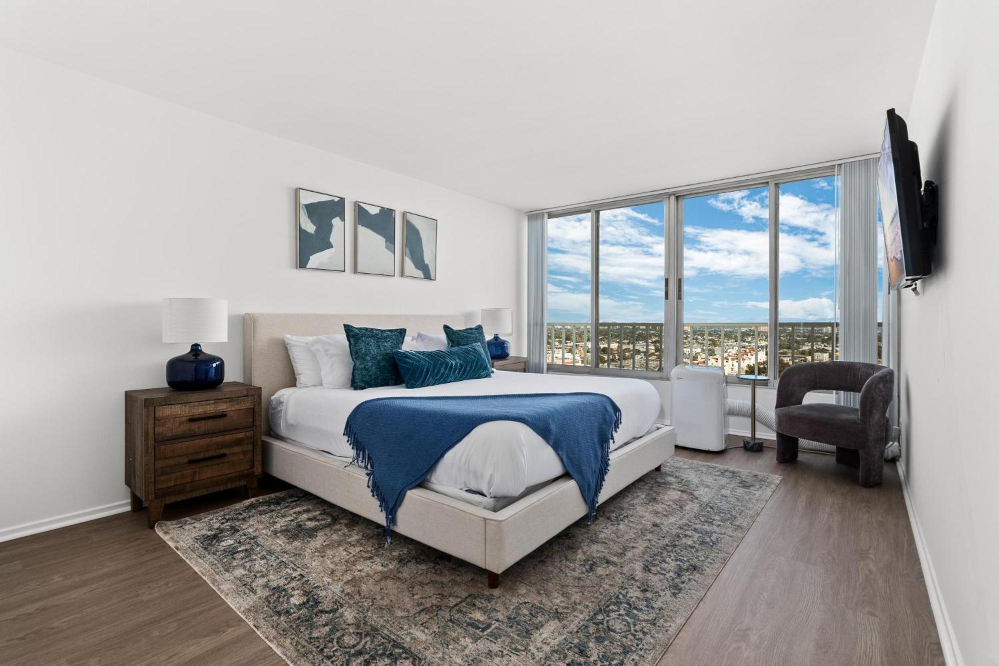 Apartment Stunning Ocean Views Luxurious High-floor Retreat *